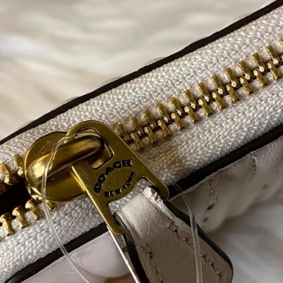💰SOLD - 76273 - Coach Zip Wallet with Quilting - Picture 5 of 8